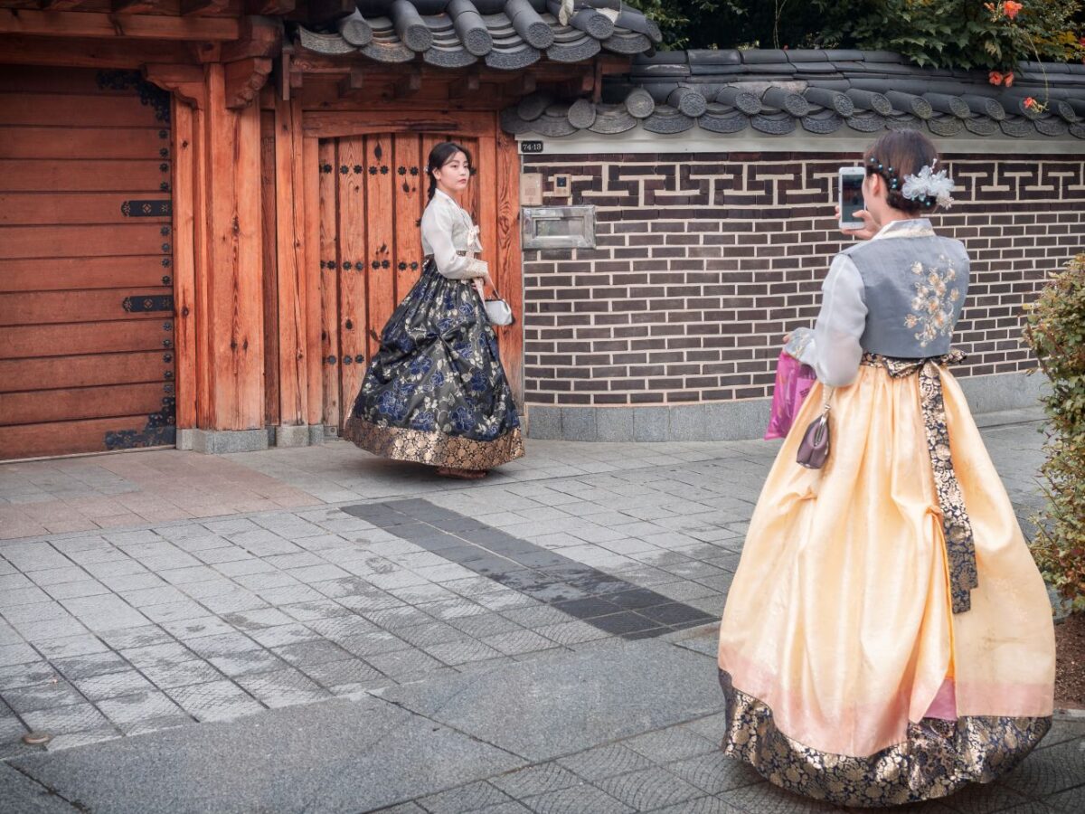 Korean women wearing traditional clothes