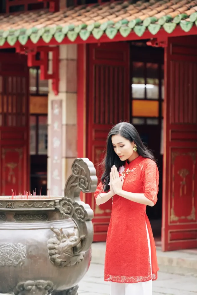 woman in Vietnam wearing traditional clothes